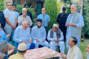 JKNC President Dr. Farooq Abdullah Pays Condolence To Dargah Imam At Farooqi Household 